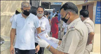  ?? HT PHOTO ?? Cops checking the IDS of candidates before allowing them into the exam centre in Karnal.