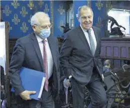  ??  ?? Borrell, con mascarilla, junto al ministro de Exteriores ruso, ayer. ((
EFE