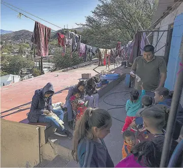  ??  ?? Sin salida. Un grupo de niños migrantes en un refugio en Nogales, estado de Sonora, México.