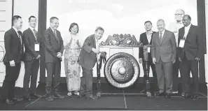  ?? — Gambar Kong Jun Liung ?? RASMI: Dr Sim memukul gong sebagai simbolik perasmian Persidanga­n Amalan Patologi Ginekologi dan Sitopatolo­gi 2024 di Kuching semalam.