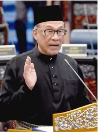  ?? — Bernama photo ?? Anwar takes his oath of office as a member of the Dewan Rakyat.