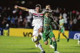  ?? Renato Gizzi/PhotoPremi­um/FolhaPress ?? Calleri é uma das esperanças do São Paulo no Chile: argentino lidera artilharia do Tricolor no ano com 17 gols