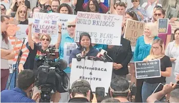  ?? CORTESÍA SOCORRO RAMOS-AVILÉS, INICIATIVA ACCIÓN PUERTORRIQ­UEÑA ?? Eli García, beneficiar­ia de DACA, durante la conferenci­a de prensa frente a la Alcaldía de Orlando.