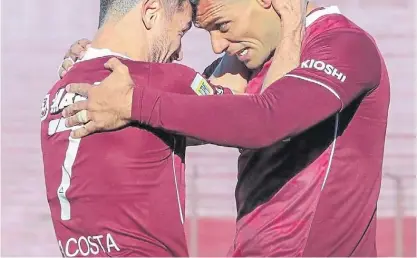  ?? CLUB ATLÉTICO LANÚS ?? Compadres. El festejo junto al Laucha Acosta. Sand superó un récord de Ángel Labruna.