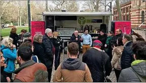  ??  ?? Le food truck du candidat Pierre Cohen (Genération-s).