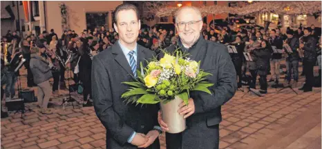  ?? SZ-FOTOS: DTP ?? Der amtierende Bürgermeis­ter Robert Rewitz gratuliert seinem Nachfolger Florian Teichmann zum Wahlsieg.