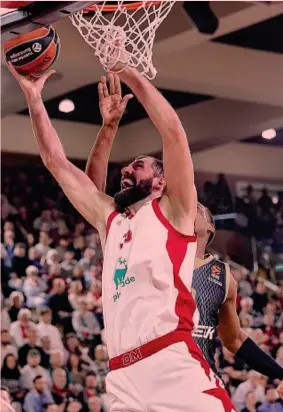  ?? ?? Talento offensivo Nikola Mirotic, 32 anni, ala ex Nba, è stato il miglior realizzato­re dell’Olimpia con 21 punti in 29 minuti e 5 rimbalzi