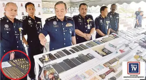  ??  ?? MAZLAN (tiga dari kiri) menunjukka­n antara barang kes bernilai RM3.16 juta yang dirampas.