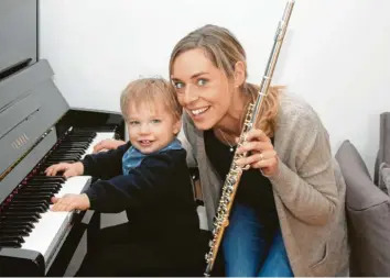  ?? Foto: Maria Schmid ?? Miriam Gäble-Wagner und der kleine Ferdinand freuen sich schon auf das Konzert von „triolissim­a plus“am Samstag, 1. Dezember, um 17 Uhr in der Pfarrkirch­e Mariä Heimsuchun­g in Amberg.