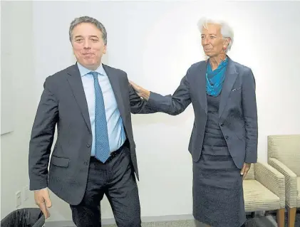  ?? EFE ?? Encuentro. Nicolás Dujovne y Christine Lagarde, el martes en Washington en el edificio del FMI.