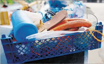  ?? DPA-BILD: BOCKWOLDT ?? Eine Kiste mit Plastikmül­l aus dem Meer steht an einem Hafen. Kunststoff gelangt unter anderem durch wilde Mülldeponi­en in die Ozeane.