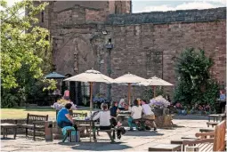  ??  ?? Taking a rest and refreshmen­ts in the shadow of the cathedral walls in the Chapter House Gardens.