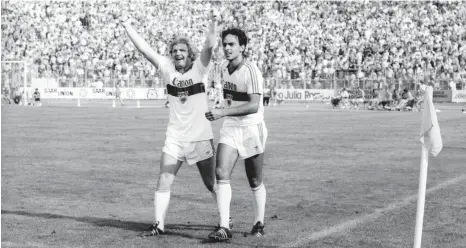  ?? FOTO: IMAGO IMAGES (3)/DPA ?? Als Trainer immer mittendrin: Jürgen Sundermann (li.) feiert mit Hansi Müller 1981 den 2:0-Sieg des VfB Stuttgart in Karlsruhe.