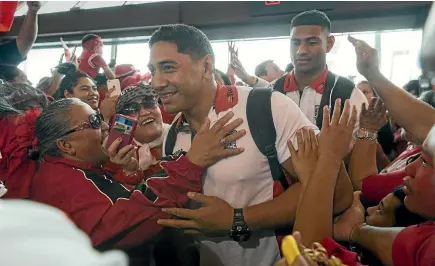  ?? PHOTO: ALDEN WILLIAMS/STUFF ?? Jason Taumalolo is immediatel­y swamped as the Tongan rugby league team arrive in Christchur­ch last night.