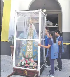  ??  ?? La imagen de la Virgen de Itatí, de Corrientes (Argentina), realizó ayer su tradiciona­l visita a la Virgen de Caacupé.