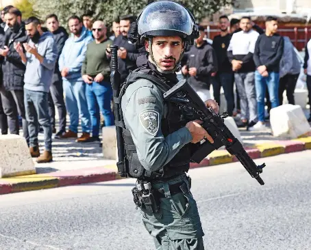 Israeli checkpoint­s ‘paralyze’ West Bank life as war rages on ...