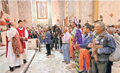  ??  ?? Las cruces decoradas, que después se colocarían en sus respectiva­s construcci­ones, fueron bendecidas