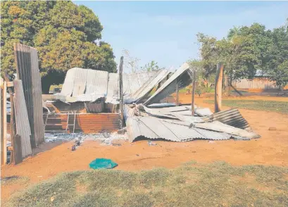  ??  ?? El retiro Aquidabán de la estancia Overa quedó destruido como consecuenc­ia del fuego que ocasionaro­n intenciona­lmente los criminales de la ACA, el jueves último en horas de la noche.