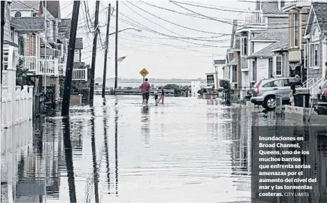  ?? CITY LIMITS ?? Inundacion­es en Broad Channel, Queens, uno de los muchos barrios que enfrenta serias amenazas por el aumento del nivel del mar y las tormentas costeras.