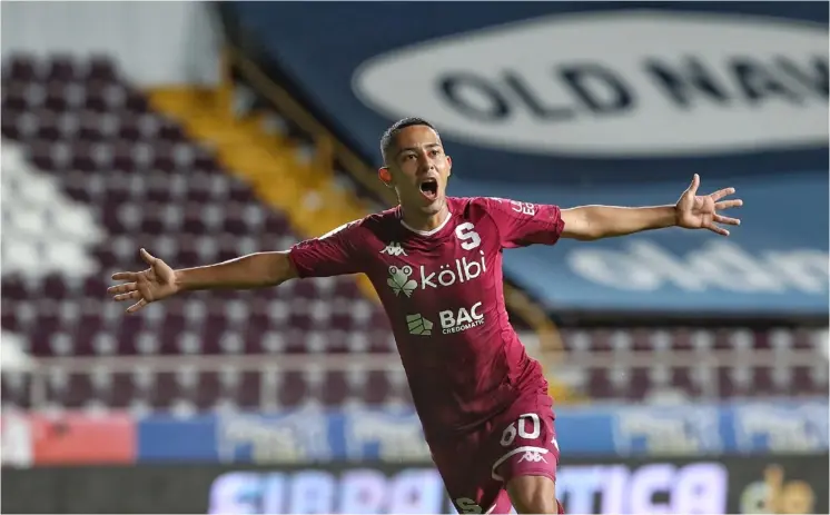  ?? JOHN durán ?? Jimmy Marín fue la figura del Saprissa ante Sporting, anoche, al concretar las dos anotacione­s que se tradujeron en el triunfo de los tibaseños.