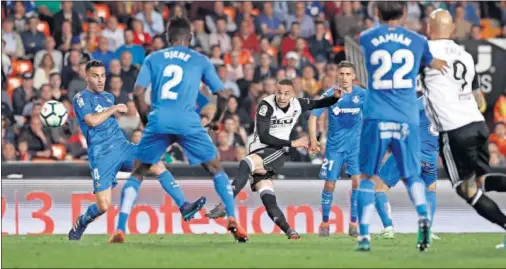  ??  ?? RODRIGO ESTÁ DE DULCE. No fue un buen partido del Valencia, aunque el delantero volvió a ver puerta apenas pisó el césped.