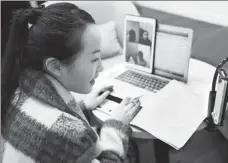  ?? LIU YING / XINHUA ?? A primary school teacher interacts with her students via online platforms at home in Shanghai on Feb 25.