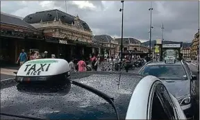  ??  ?? Les taxis niçois attendent les voyageurs devant la gare Thiers de Nice.