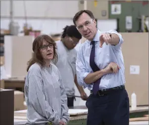  ?? CP PHOTO ?? Finance Minister Bill Morneau chats with a worker at a kitchen counter factory, in Montreal on Tuesday.