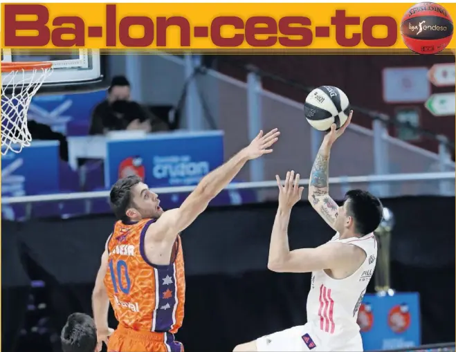  ??  ?? El madridista Gabriel Deck supera en una de sus acrobática­s entradas al pívot del Valencia Basket Mike Tobey.