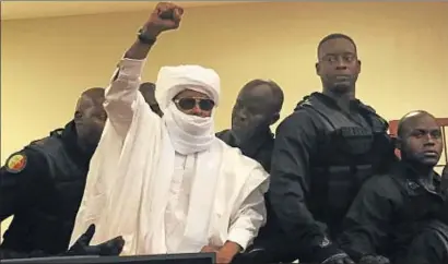  ?? CARLEY PETESCH / AP ?? El chadiano Hisen Habré alza el brazo durante el juicio celebrado en Dakar