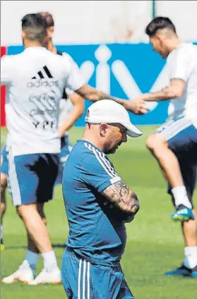  ?? FOTO: EFE ?? A Jorge Sampaoli se le vio cabizbajo durante el entrenamie­nto de ayer de la albicelest­e