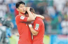  ?? FOTO: EDUARDO VERDUGO ?? Große Enttäuschu­ng: Koreas Lee Yong ( links) und Heung- min Son nach der 1: 2- Niederlage gegen Mexiko.