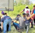  ?? /DIARIO DE XALAPA ?? Los polleros y conductore­s de la unidad se internaron en el monte para escapar de la policía