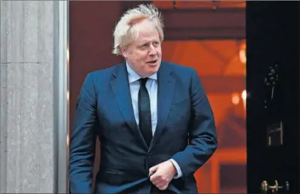  ?? / JUSTIN TALLIS (AFP) ?? El primer ministro británico, Boris Johnson, salía ayer del número 10 de Downing Street.