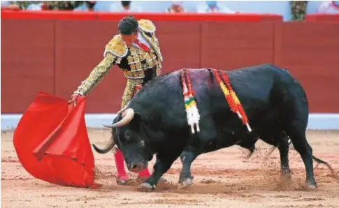  ?? // EMILIO MÉNDEZ ?? El empaque de Diego Urdiales, que desorejó a un toro de Zacarías Moreno de vuelta al ruedo