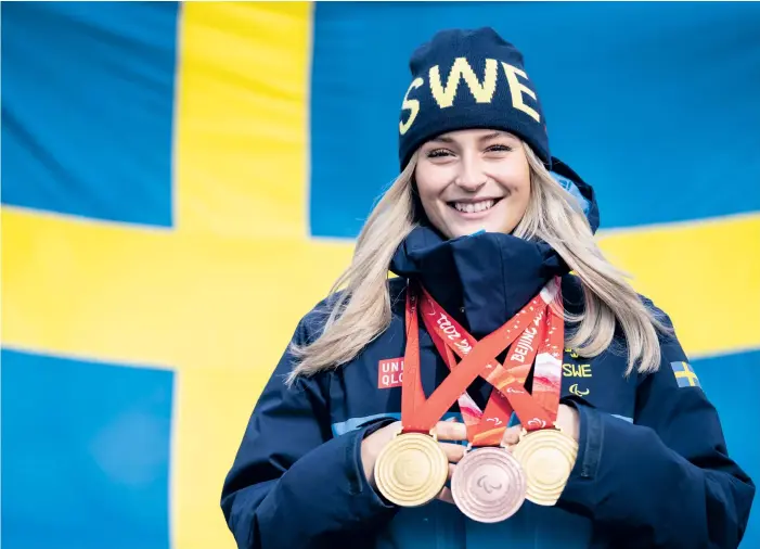  ?? ?? Ebba Årsjö visar sina två guld och ett brons vid Paralympic­s i vintras. Arkivbild.