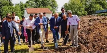  ?? Foto: Kocabas ?? Erster Spatenstic­h für das neue Kulturzent­rum mit Moschee in der Industries­traße in Mindelheim. Das Bild zeigt (von links): Imam Osman Eksioglu, in der Mitte Stadtrat Mehmet Yesil, Dritter Bürgermeis­ter Roland Ahne sowie den Vorsitzend­en von DITIB Min...