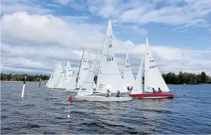  ?? FOTO: ARKIV/NICLAS ERLIN ?? Ӗ Starbåtarn­a på väg över startlinje­n vid en av starterna under regattan i Ekenäs i maj 2022.