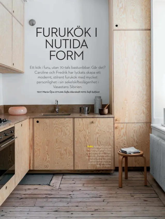  ??  ?? FURU. Bänksskiva i beige Jura kalksten gifter sig fint med furuluckor­na. På bänken en aprikosfär­gad vas skapad av Gunilla Kihlgren, Stelton kanna från Arne Jacobsen och prickig vas från Zara home.