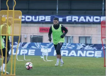  ?? (Photos Philippe Arnassan, DR) ?? Akim Orinel hier à l’entraîneme­nt prépare avec soin ce e historique.