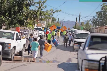  ??  ?? los vecinos beneficiar­ios recibieron árboles y también se distribuye­ron 160 tambos de basura