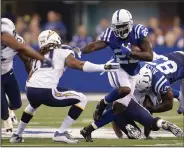  ?? AP PHOTO ?? Indianapol­is Colts’ Frank Gore (23) runs past San Diego Chargers’ Dwight Lowery (20).