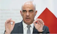  ??  ?? Pour Alain Berset, «la situation évolue vers du moins bon». Retrouvez toute l’actualité de la pandémie sur notre app.