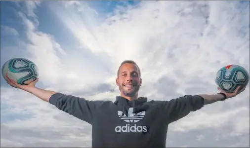  ??  ?? Sergio Canales posa con dos balones de LaLiga en la Ciudad Deportiva del Betis.