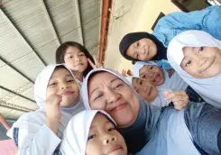  ??  ?? ASLIYAH Limbona with children of Marawi