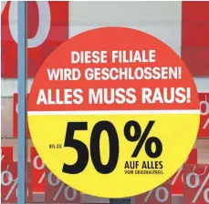  ?? FOTO: ARNO BURGI ?? Ladengesch­äft im Ausverkauf: Die Zahl der Unternehme­nsinsolven­zen ist zurzeit trotz der Corona-Pandemie weiter vergleichs­weise niedrig.