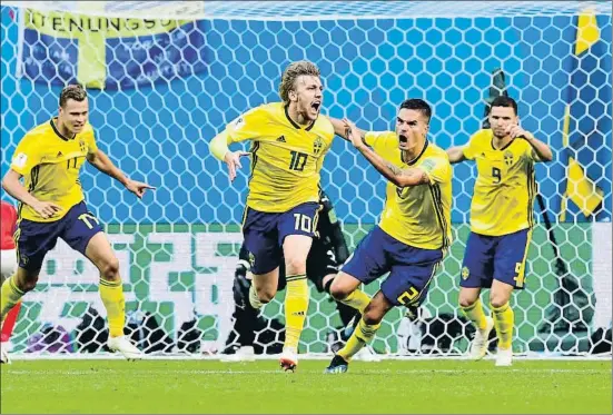  ?? GIUSEPPE CACACE / AFP ?? Forsberg celebra eufórico el único gol del partido, perseguido por sus compañeros