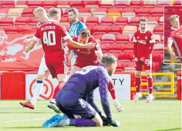  ?? 10 Possession Offside 1 10 ?? Dons match-winner Ross Mccrorie celebrates his goal past Killie keeper Danny Rogers 49 3 Shots on target 10 Shots off target 5
Co r n e r s