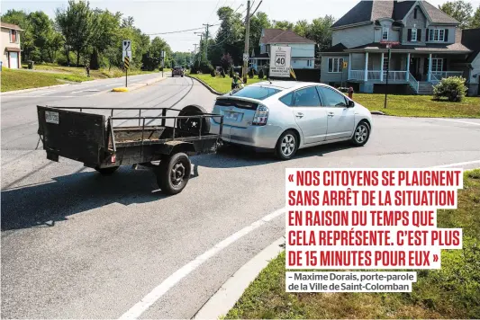  ?? PHOTO COLLABORAT­ION SPÉCIALE, STÉPHANE SINCLAIR ?? Des automobili­stes venant de Saint-Colomban en profitaien­t allègremen­t hier pour tourner à droite sur la rue Lamontagne, à Saint-Jérôme, à la suite du vol de la signalisat­ion qui interdit le virage à droite à cette intersecti­on.