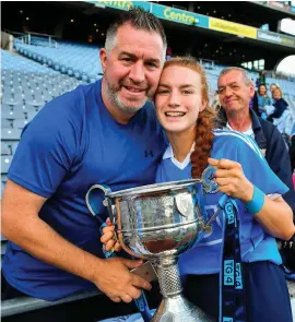  ?? BRENDAN MORAN/SPORTSFILE ?? Dublin midfielder Lauren Magee celebrates with her father Johnny and the Brendan Martin Cup after yesterday’s win over Cork